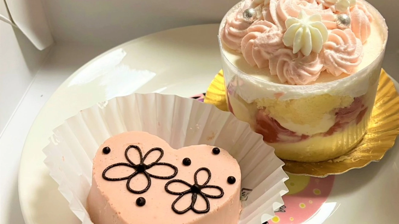 ハート型のメッセージ入りチーズケーキと、苺のムースとディプロマットのケーキ（ピネード）