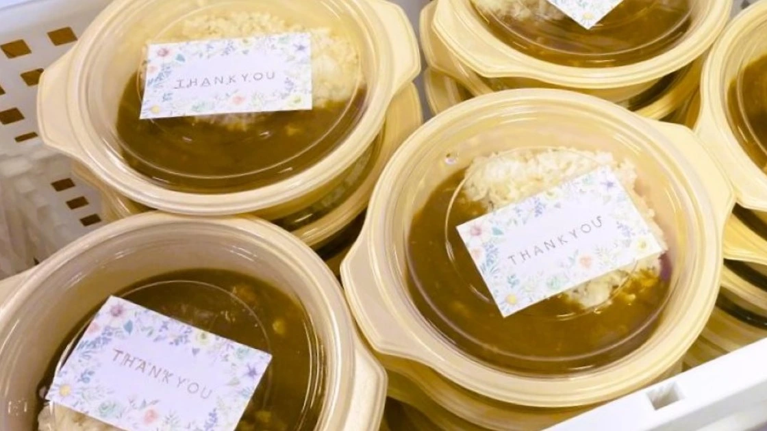 覚王山カリーの日で提供される100円カレー。手作りのTHANK YOUカードが添えられた温かい取り組みの様子。