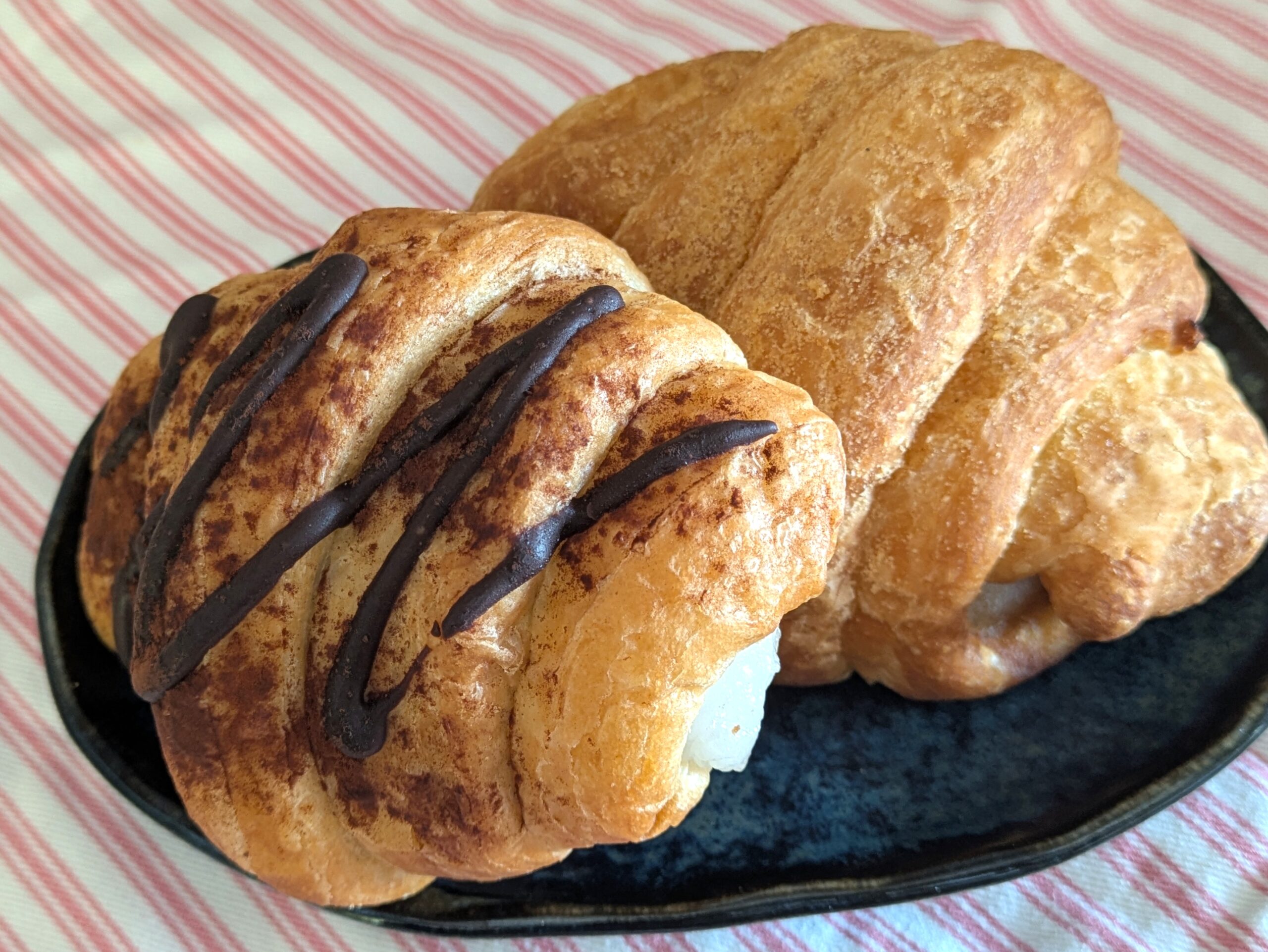 チョコクロッチと、きなこクロッチを並べて置いた様子。