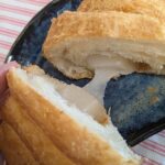 割ったクロッチの中から、お餅がとろりと伸びる様子。サクッとした層ともちっとした食感が伝わるアップ写真。