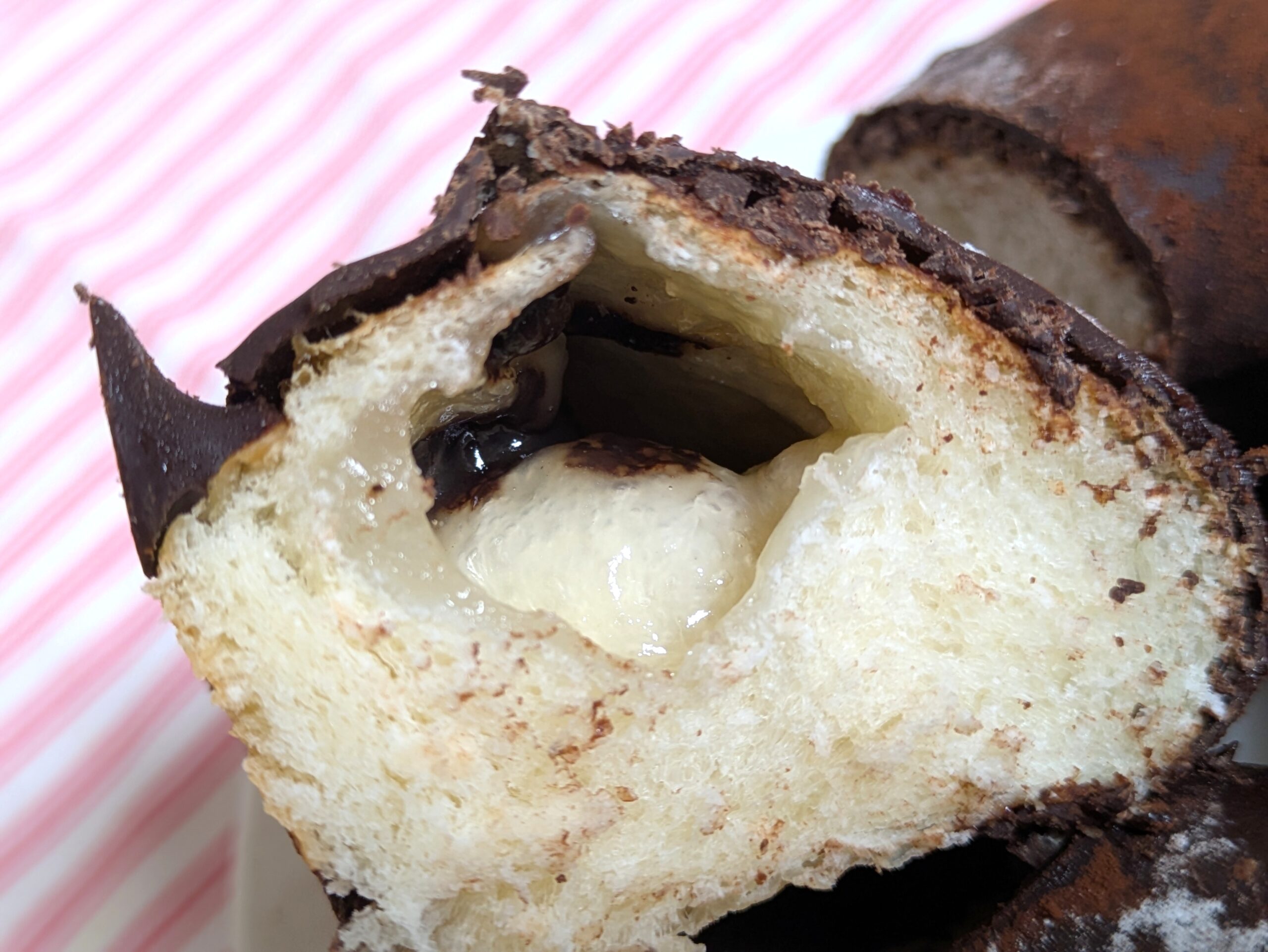 もちもちチョコもっちーリングの断面から餅が見えるアップ画像