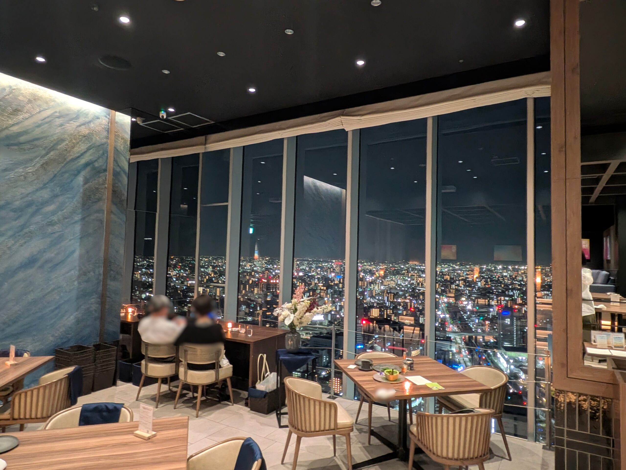 夜景が広がるGRADATIONSの店内