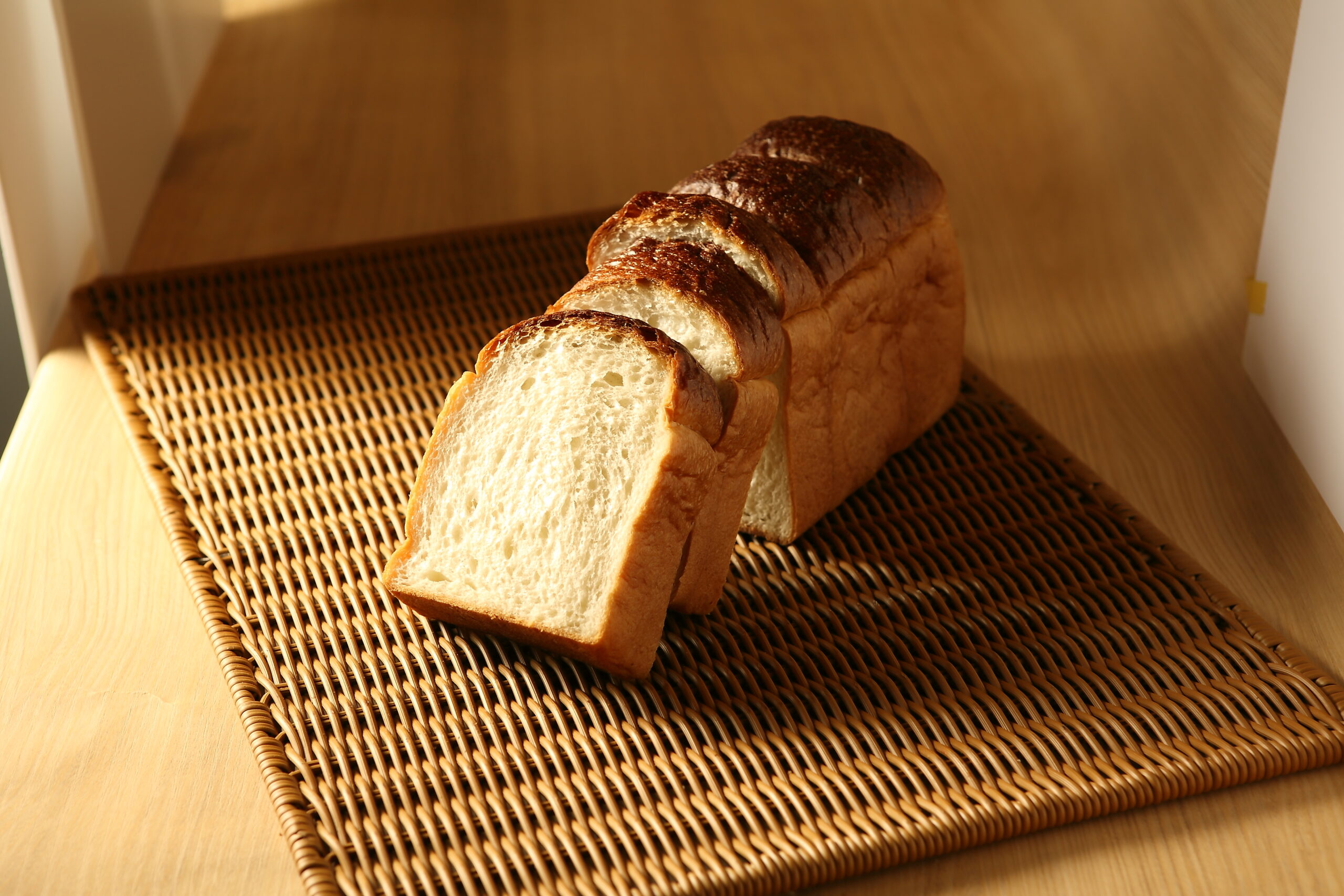 カットされた食パンが敷物の上に置かれている公式イメージ。