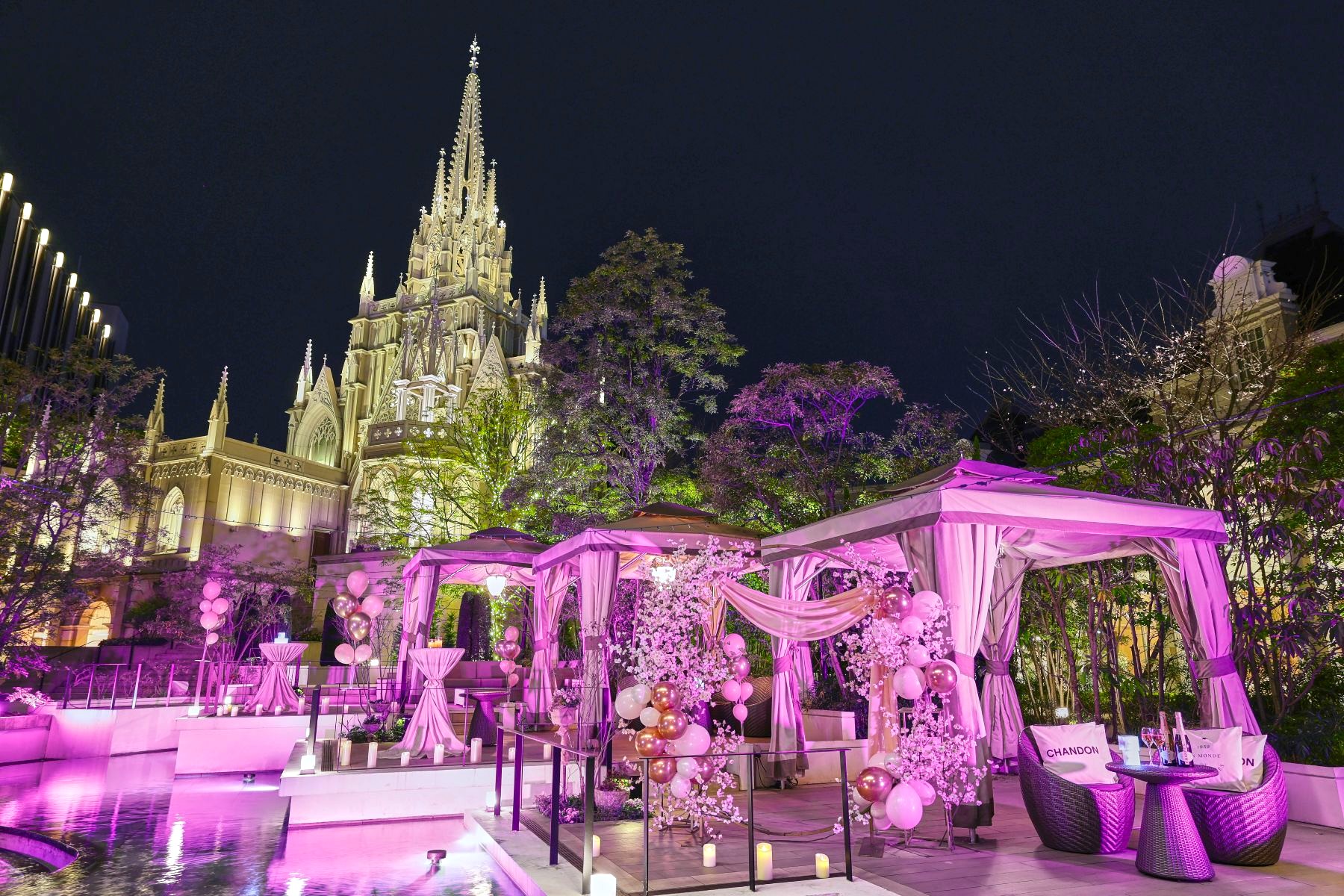 ストリングスホテル名古屋のカバナガーデン。ピンクのライトとバルーンで彩られた、Spring ROSÉ Nightのフォトジェニックな空間