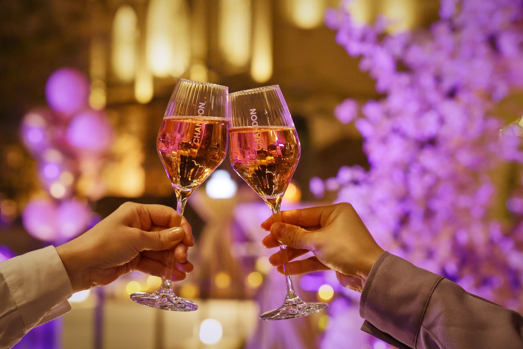 ストリングスホテル名古屋のカバナガーデンがピンクのライトに包まれた“Spring ROSÉ Night”で提供されるシャンドン ロゼの乾杯イメージ