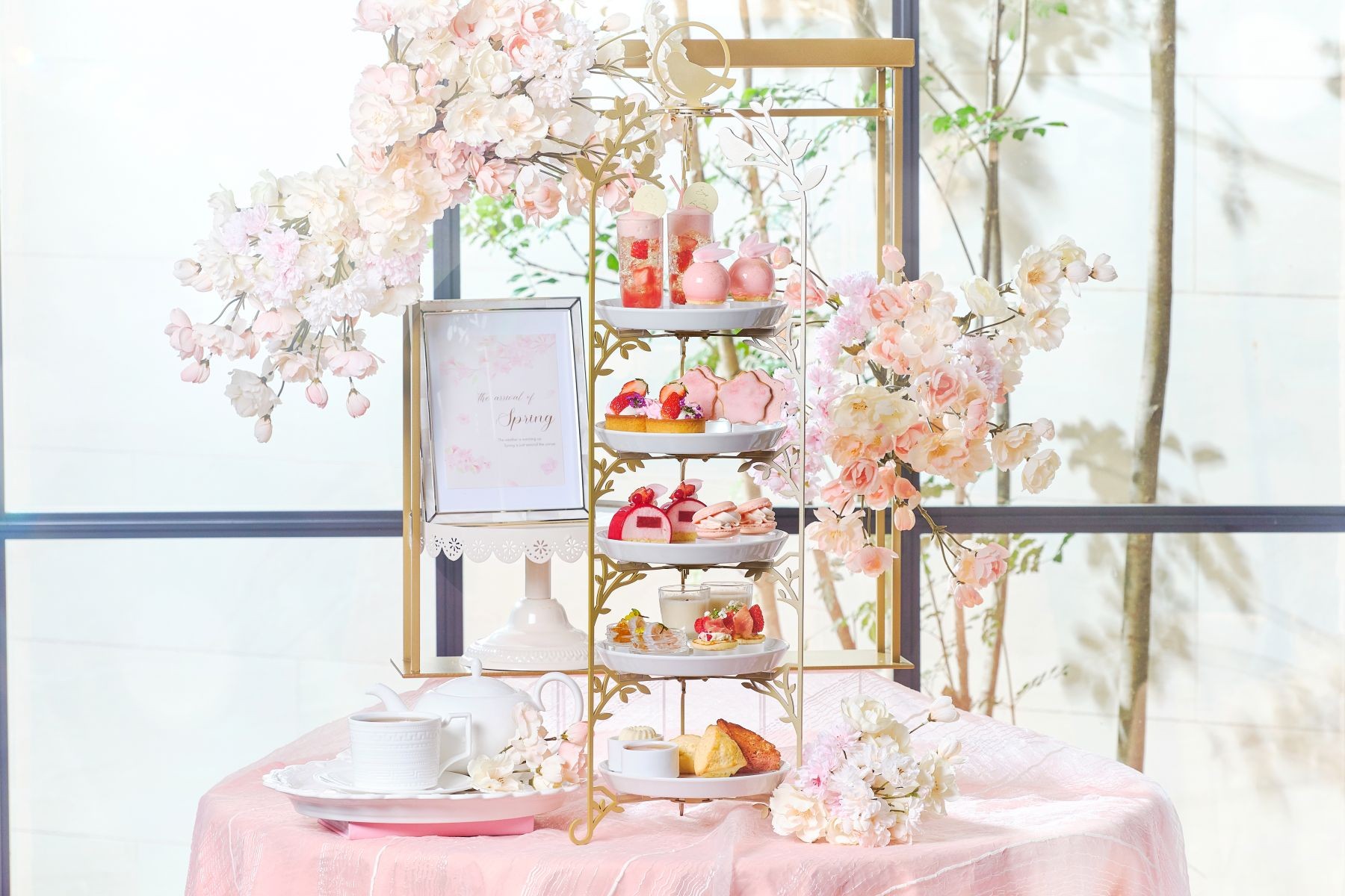 ストリングスホテル名古屋のカバナガーデンがピンクのライトに包まれた“Spring ROSÉ Night”でえ提供されるアフタヌーンティーイメージ