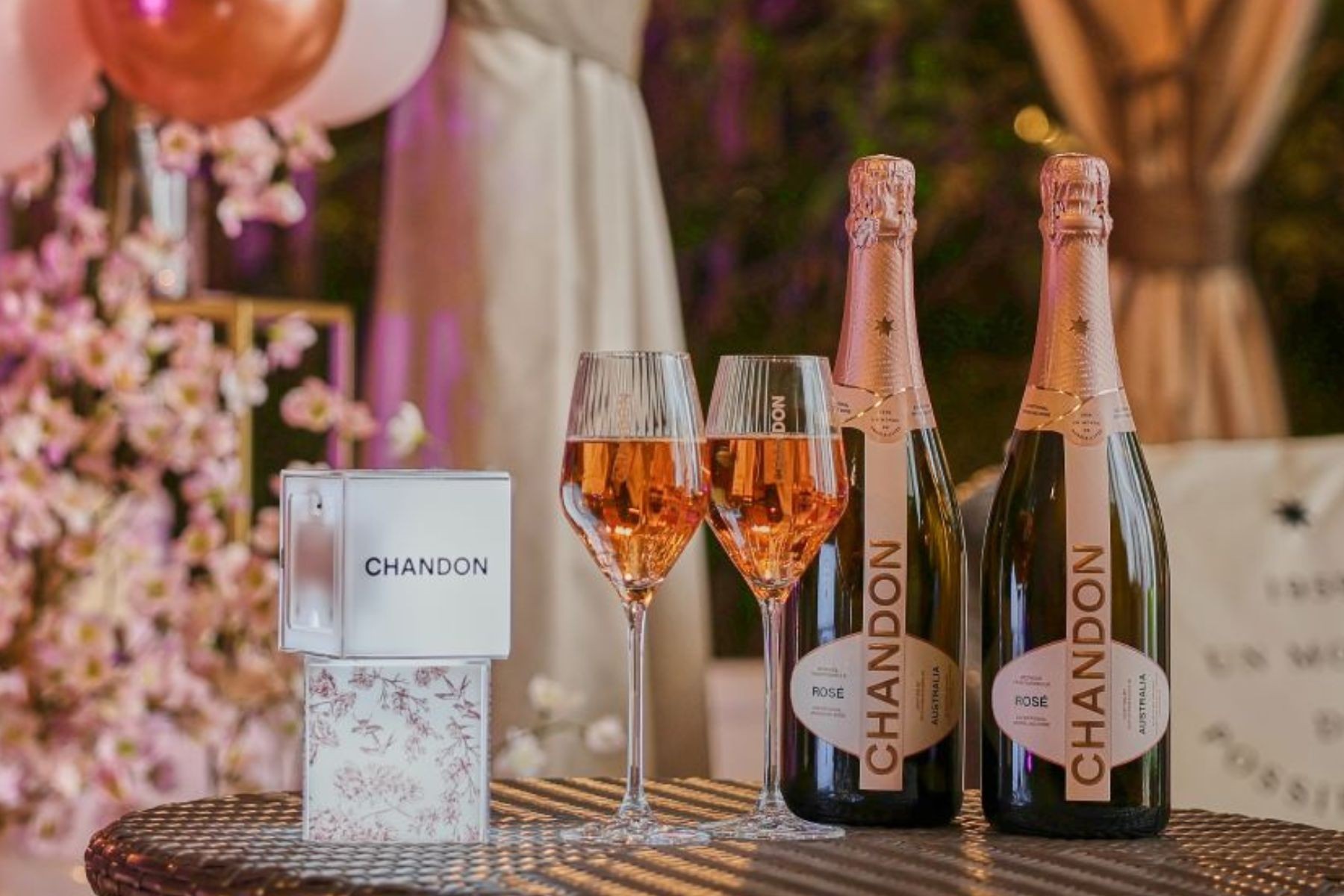 ストリングスホテル名古屋のカバナガーデン。ピンクのライトとバルーンで彩られた、Spring ROSÉ Nightで提供されるシャンドン ロゼイメージ