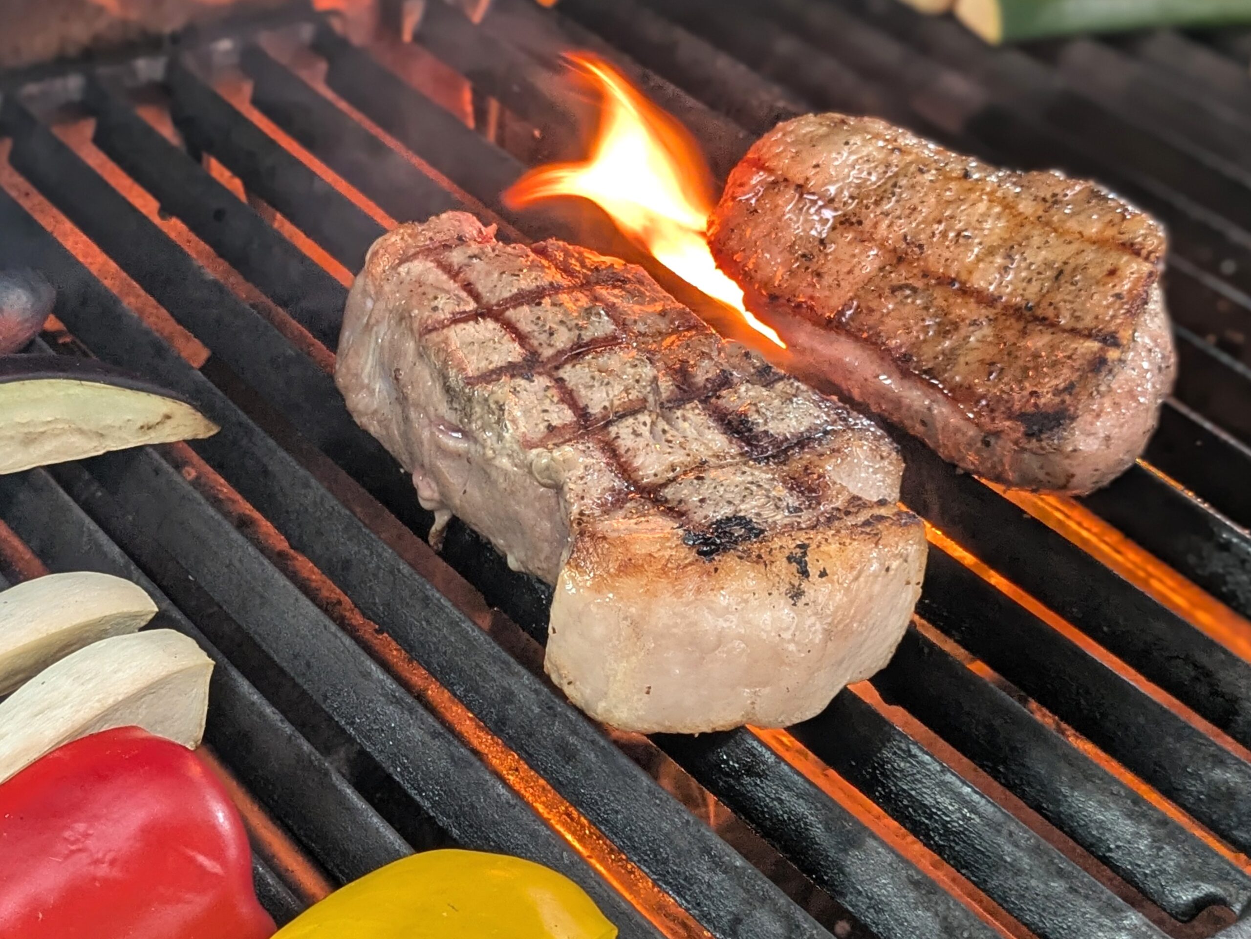 CARVINOのBBQで焼き上げるステーキと彩り野菜のグリルの様子。