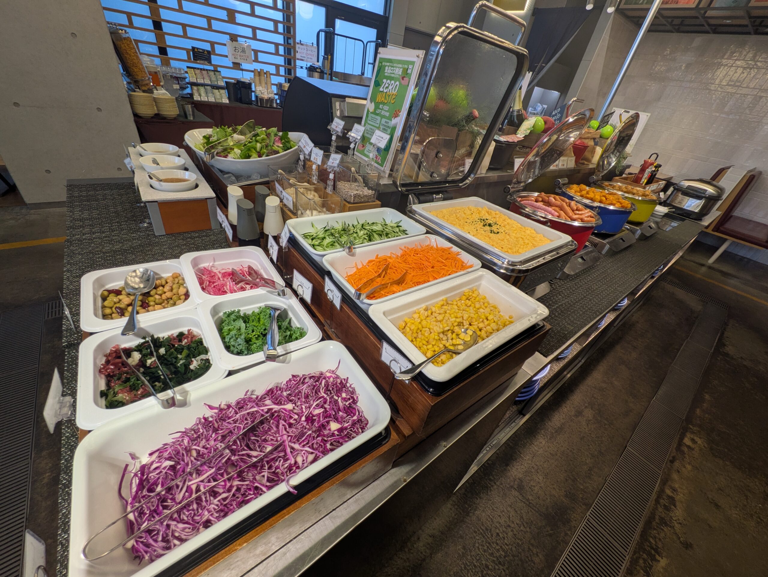 イビススタイルズ名古屋の朝食ビュッフェのサラダバー(野菜各種と温かい料理)