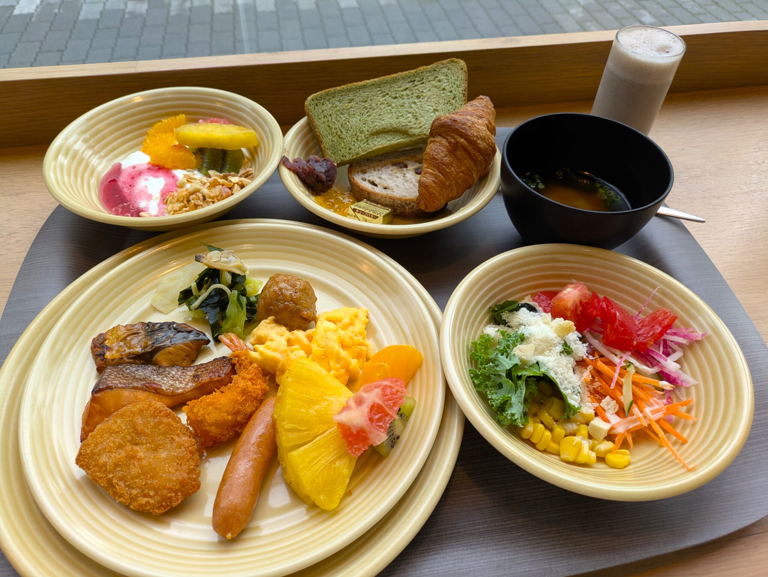 イビススタイルズ名古屋の朝食ビュッフェで楽しめる和洋プレートとスムージー