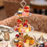 名古屋・モンシェールのアフタヌーンティー。3段プレートにベリーのスイーツが並ぶ華やかなティーセット。