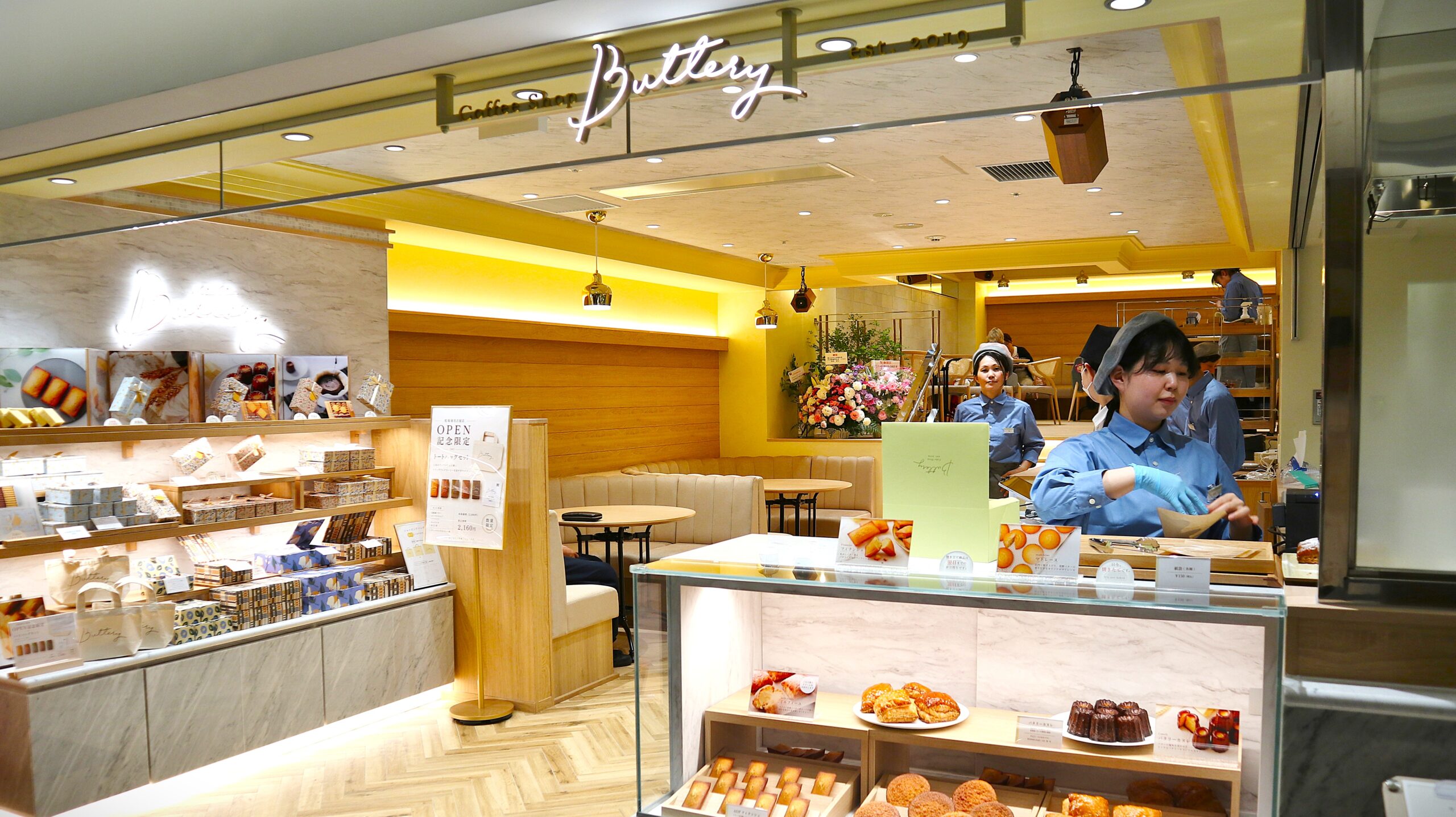 Buttery 松坂屋名古屋店の店頭。焼き菓子が並ぶショーケースとカフェスペースの入口