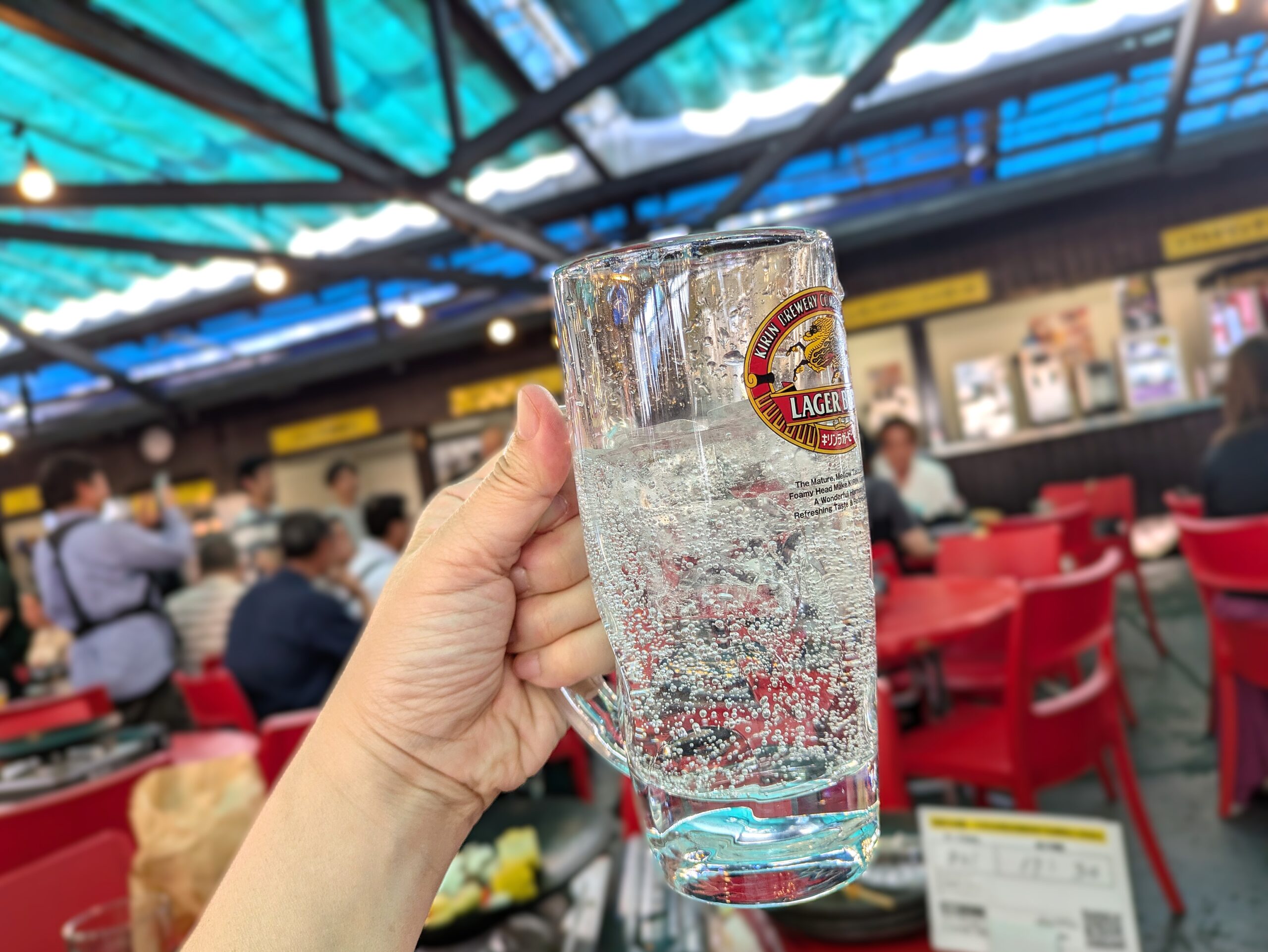 名古屋マイアミのビアガーデンで掲げる一杯。屋上の開放的な空間で楽しむ夏の乾杯