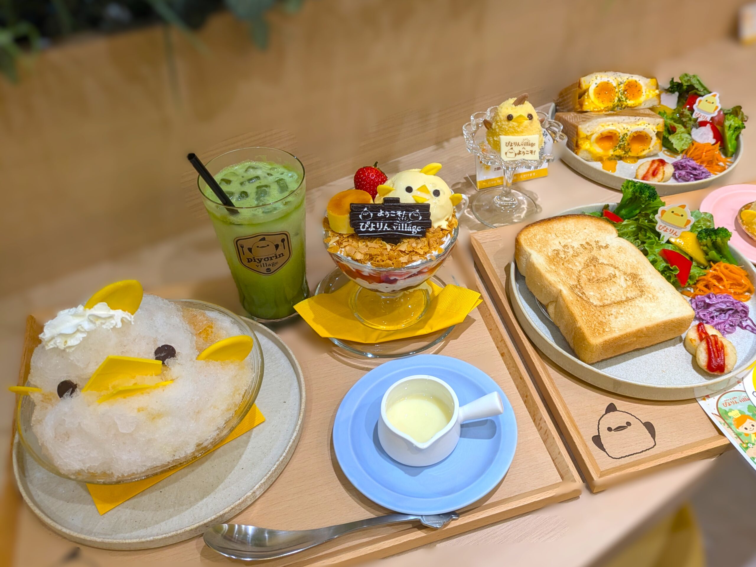 ぴよりん village のスイーツが並ぶテーブル
