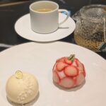 名古屋・栄HAERAで提供される白いスフェールと苺のスフェール、マイティーリーフの紅茶のデザートセット