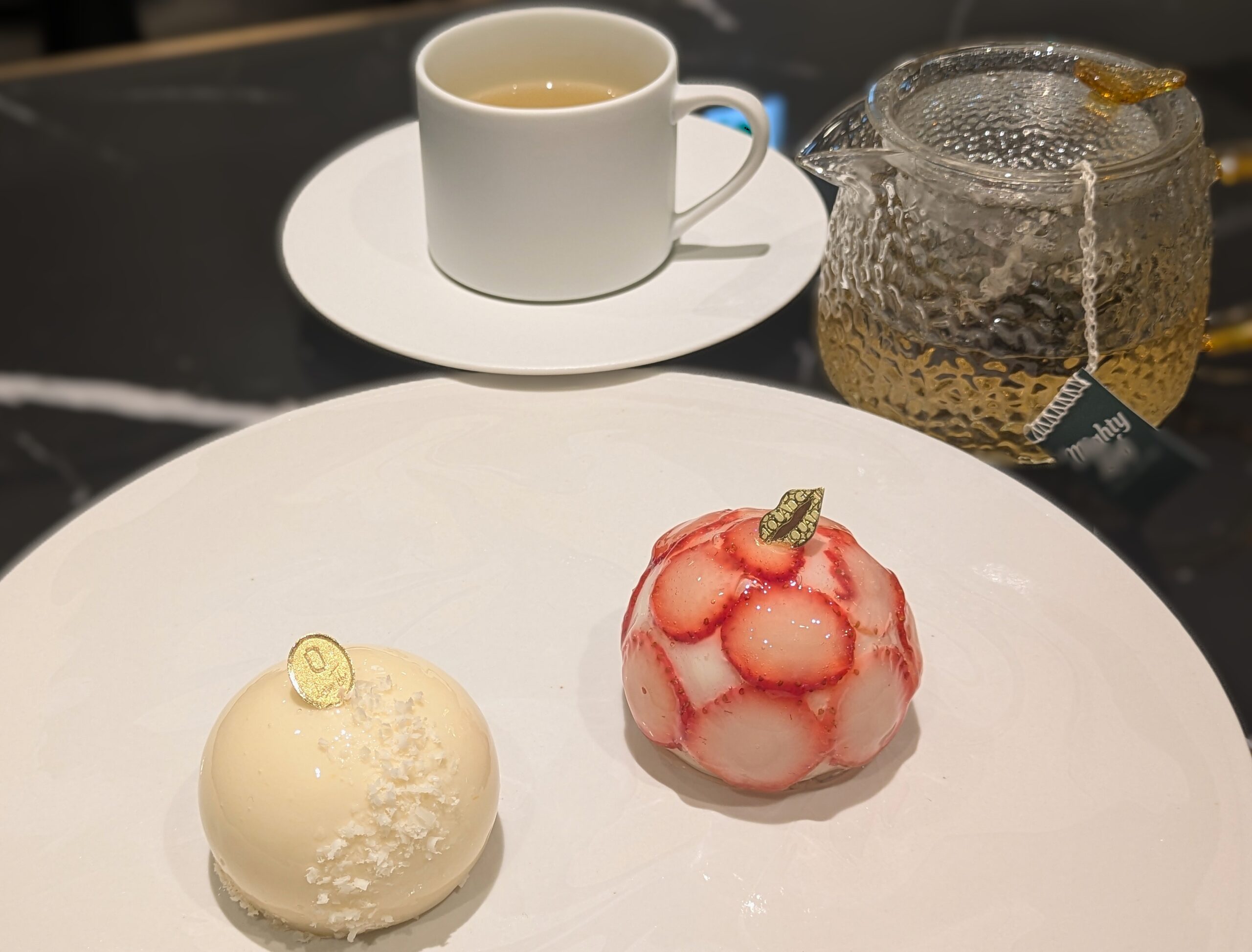 名古屋・栄HAERAで提供される白いスフェールと苺のスフェール、マイティーリーフの紅茶のデザートセット