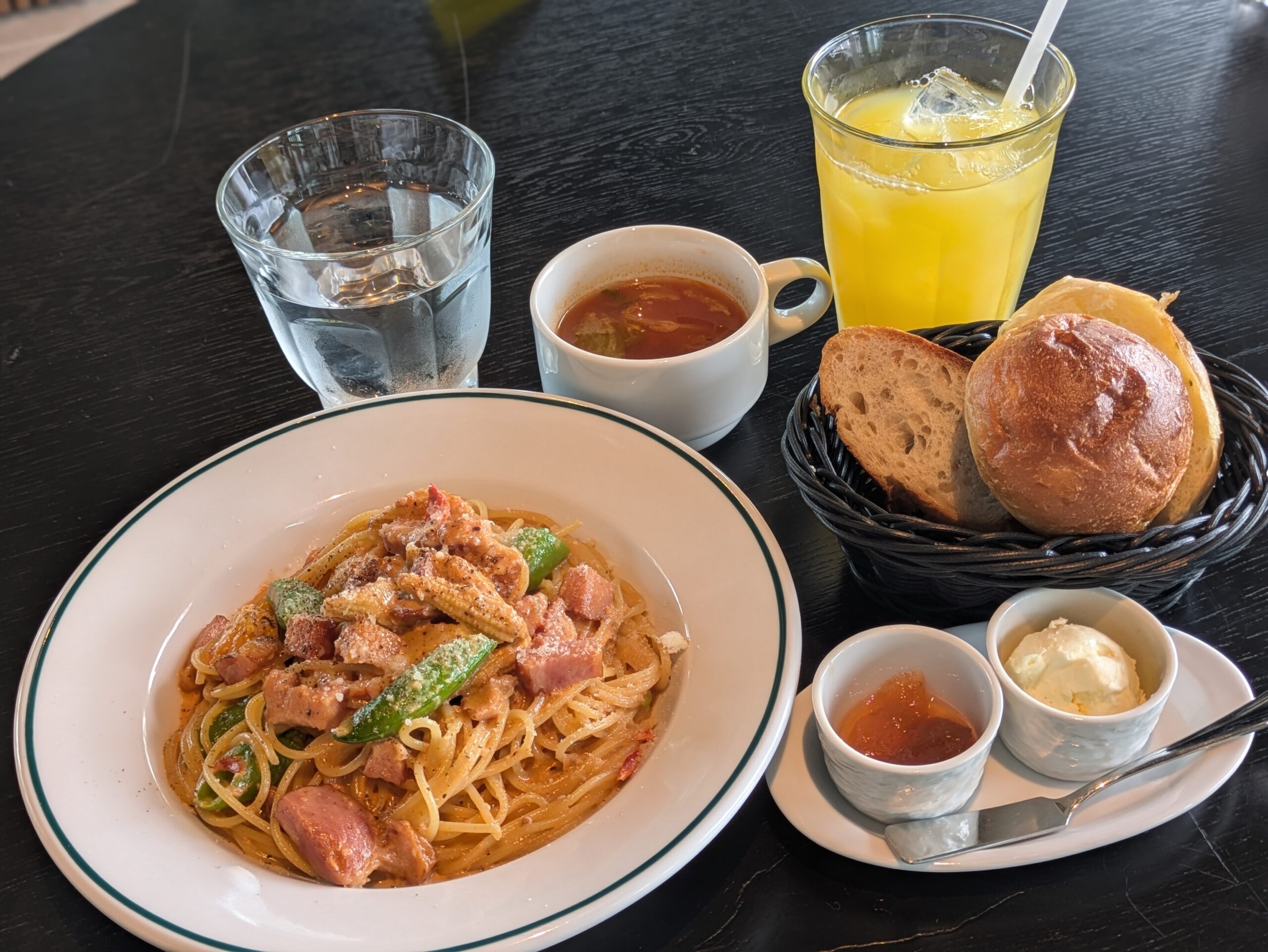 中川運河を望むCANALIAの店内で味わうパスタランチ