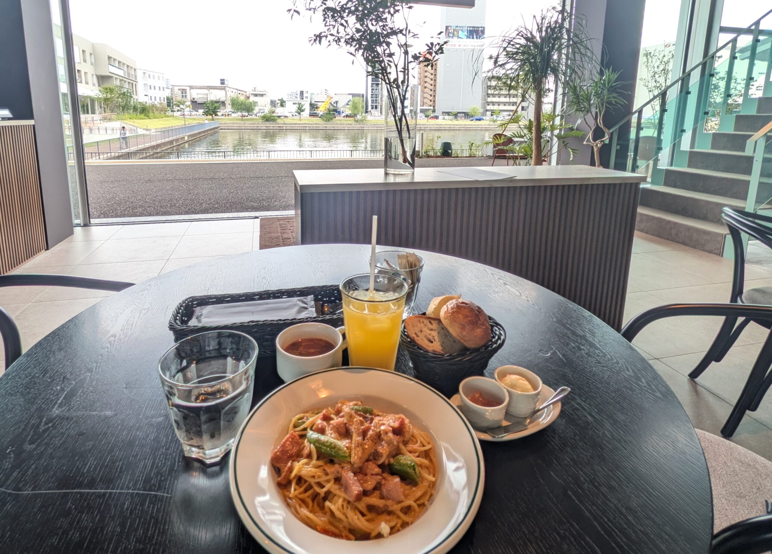 中川運河を望むCANALIAの店内で味わうパスタランチ